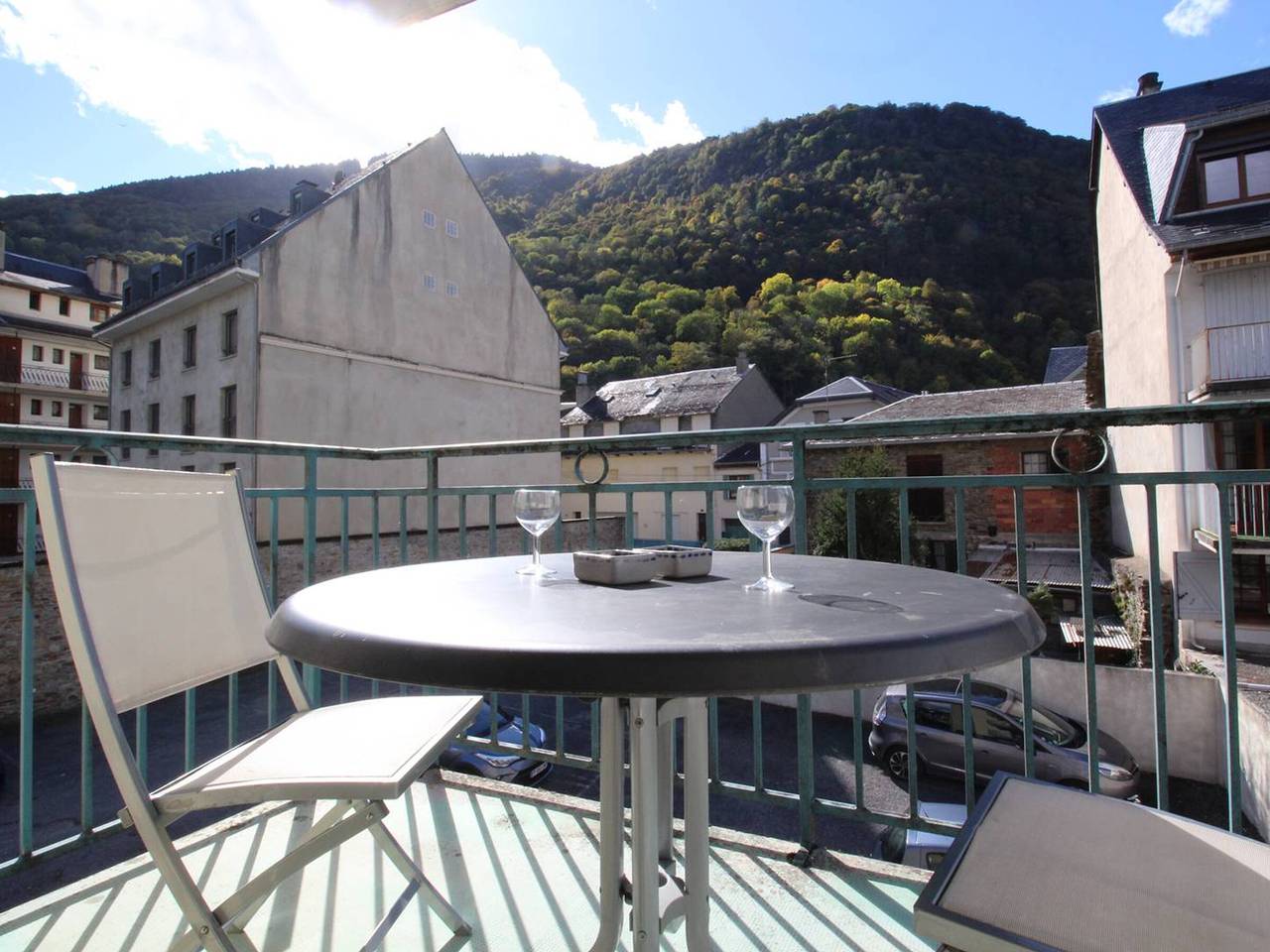 Appartement entier, T2 Centre Luchon - Balcon - Parking Inclus - Animaux Bienvenus in Luchon-Superbagnères, Bagnères-de-Luchon