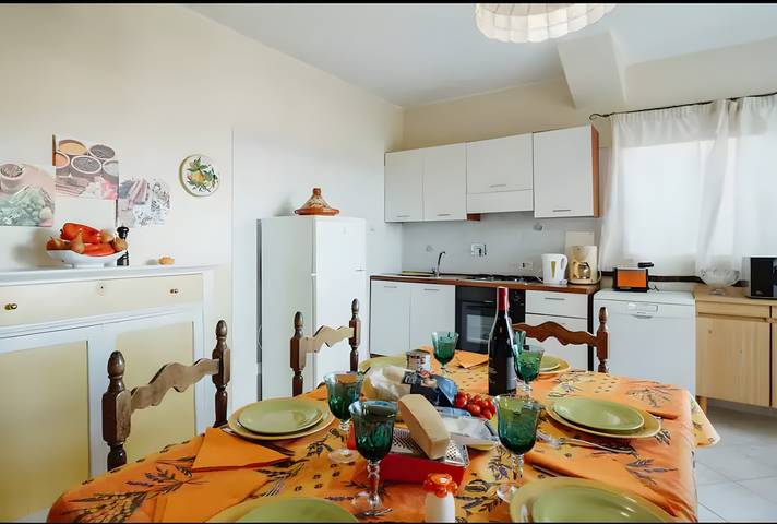 Appartamento intero, Monolocale 'Bellavista' con vista mare, piscina in comune e Wi-Fi in Poggi Imperia, Imperia