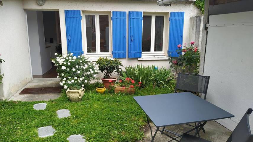 Gîte pour 2 personnes, avec jardin et terrasse à Guîtres