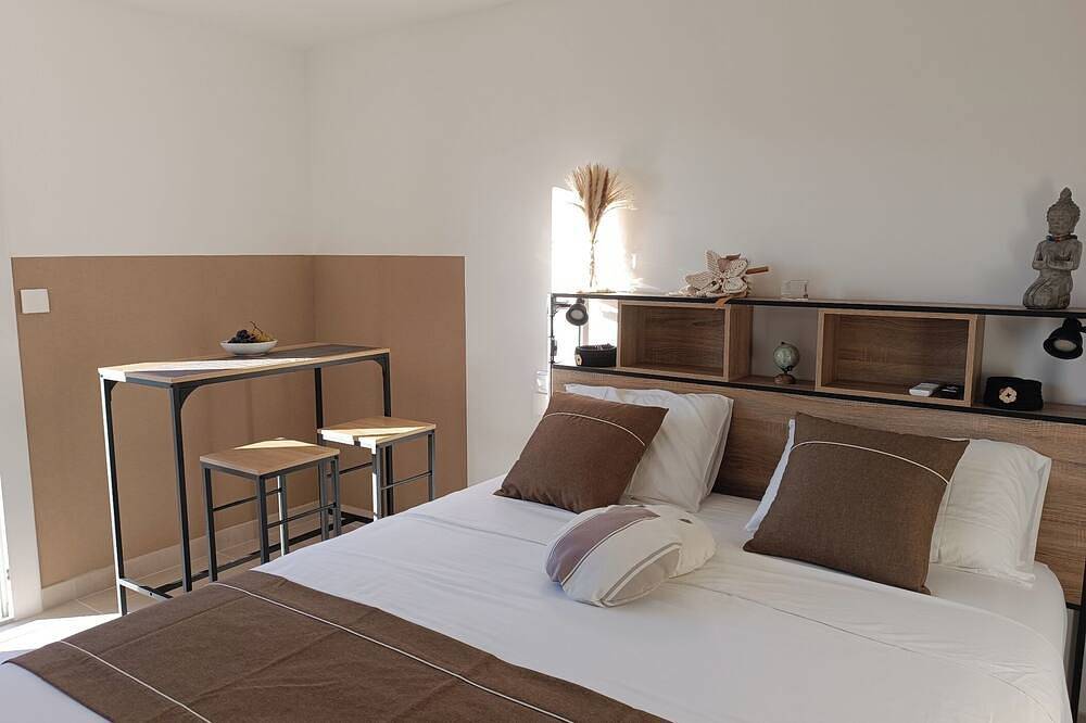 Chambre d'hôte, tout confort intimiste, jacuzzi en saison, idéalement situé in Dions, Région de Nîmes