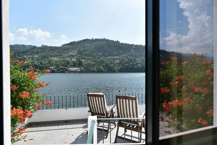 Location de vacances pour 6 personnes, avec balcon et jardin dans Ribadouro