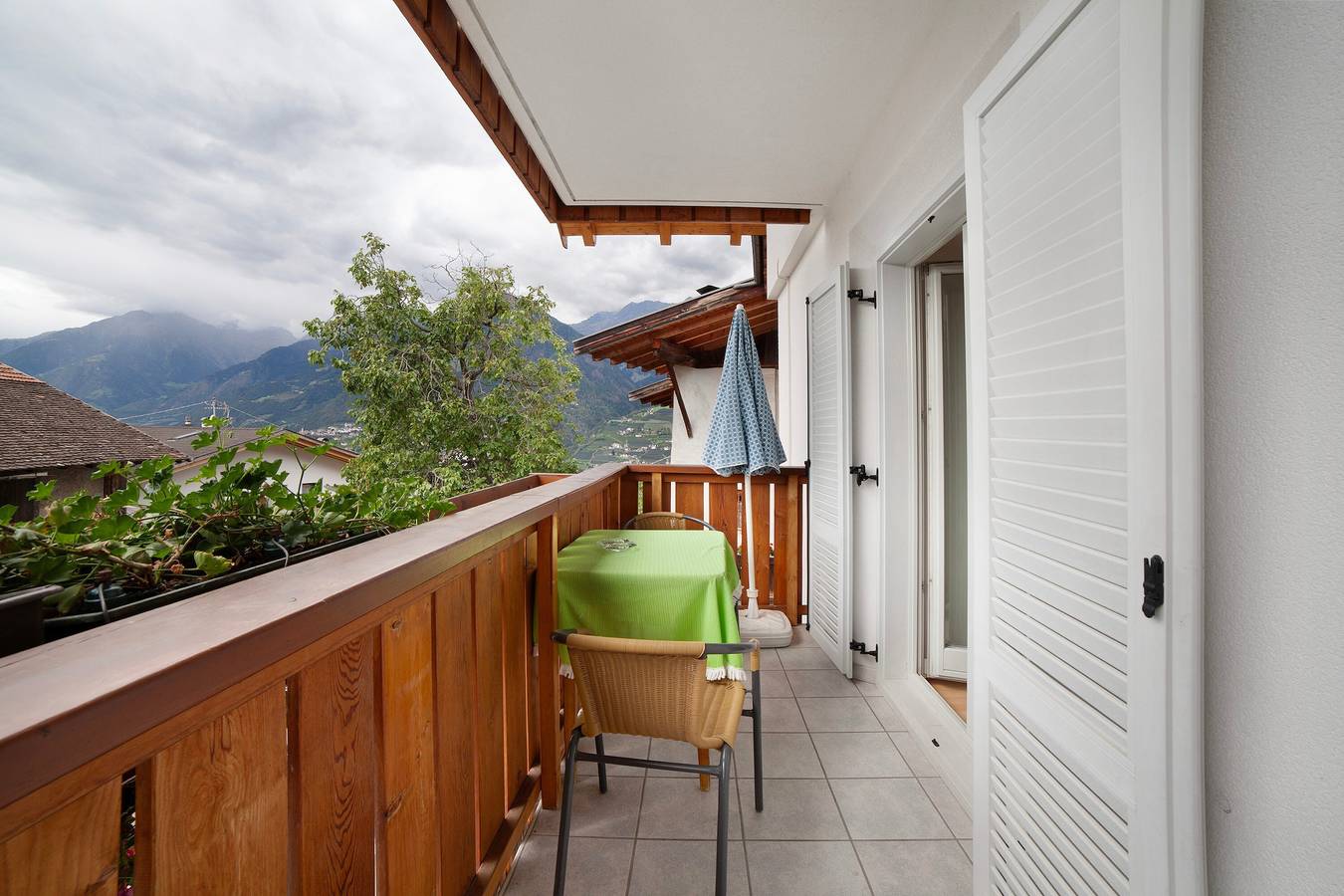Ganze Wohnung, Ferienwohnung "Mosttragerhof Appartment Large" mit Bergblick, Gemeinschaftspool und Wlan in St. Georgen (Schenna), Schenna