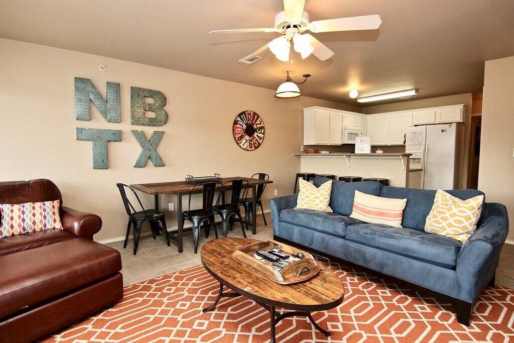 Ganze Wohnung, Riverside Retreat- 2Bdr / 2Bth- 1st Floor Einheit! in New Braunfels, Comal County