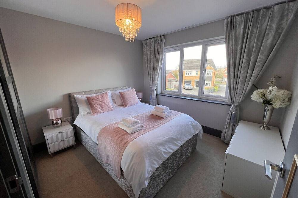 Luxury Durham Home in Dh1, Free Parking, No Fees in Durham, County Durham