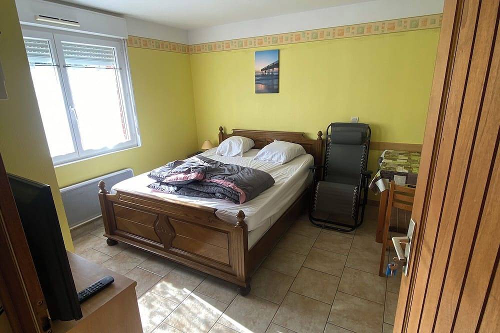 Apartamento entero, First floor studio 2.5kms from Saint Amand les Eaux town center in Saint-Amand-les-Eaux, Región de Valenciennes