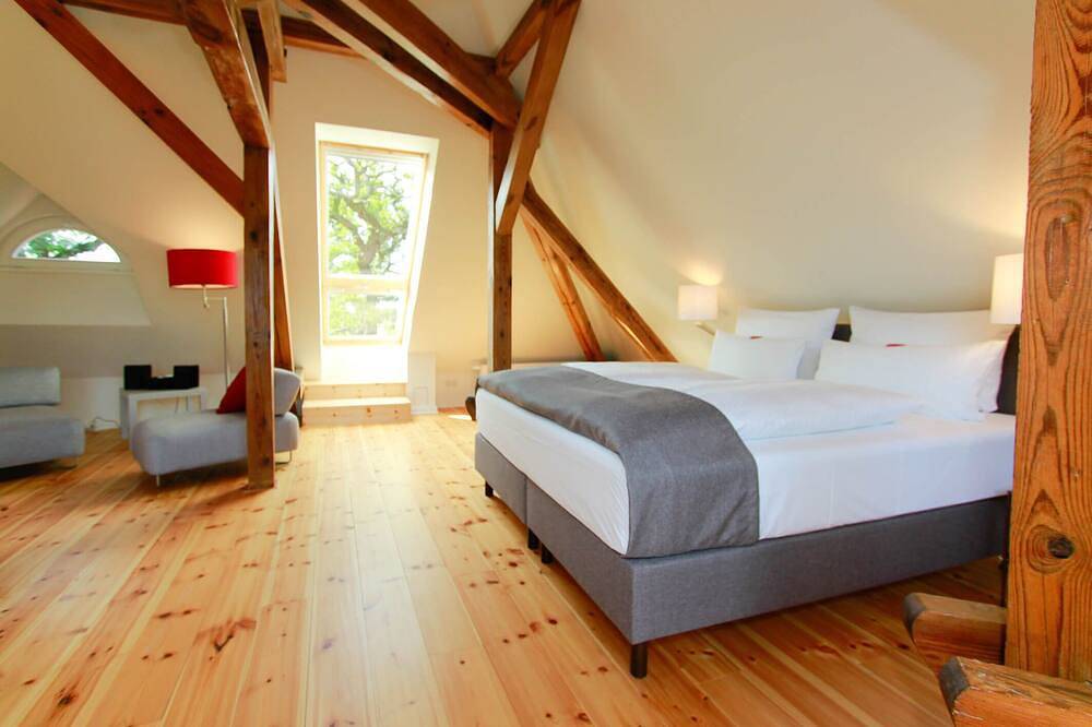 Ganze Wohnung, Ferienwohnung Schönefeld - Dachgeschoss Wohnung, Studio Rundumblick in Jüterbog, Teltow-Fläming