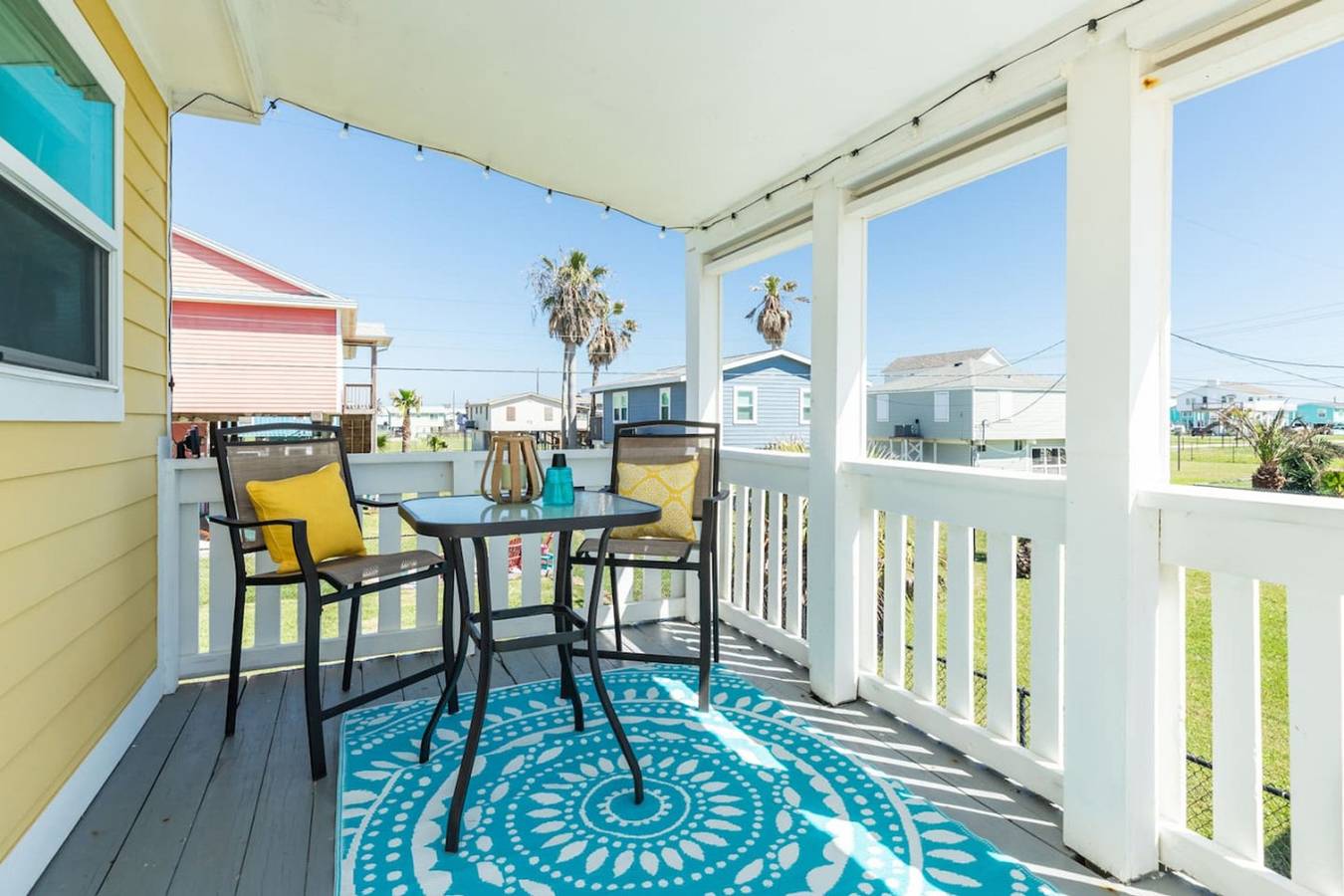 Sunny Daze Walk to Beach, 2 Decks, Pet Friendly! in Galveston Island, Galveston