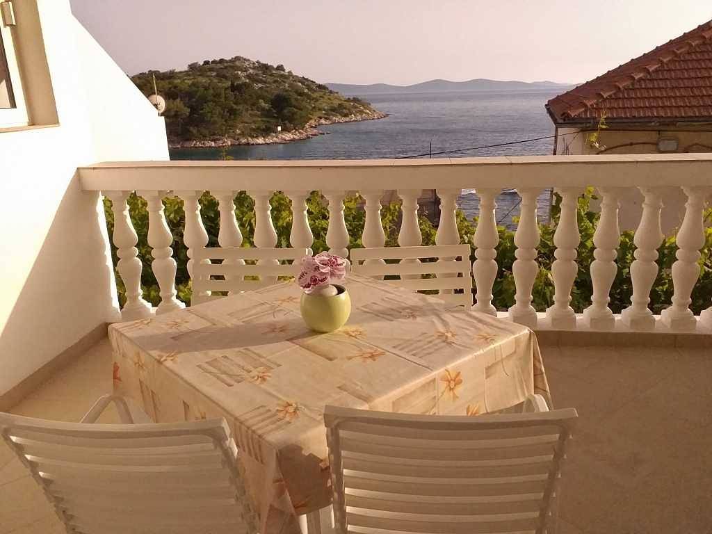 Ganze Wohnung, Ferienwohnung in Tribunj mit Meerblick, Balkon, Klimaanlage, W-Lan (5035-1) in Tribunj, Šibenik-Knin