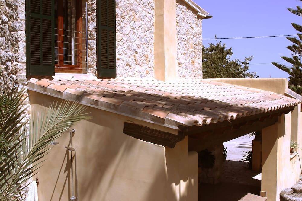 Beautiful design villa amongst vineyards, with pool, Bbc & mountains views in Santa Maria del Cami, Mallorca Inselmitte
