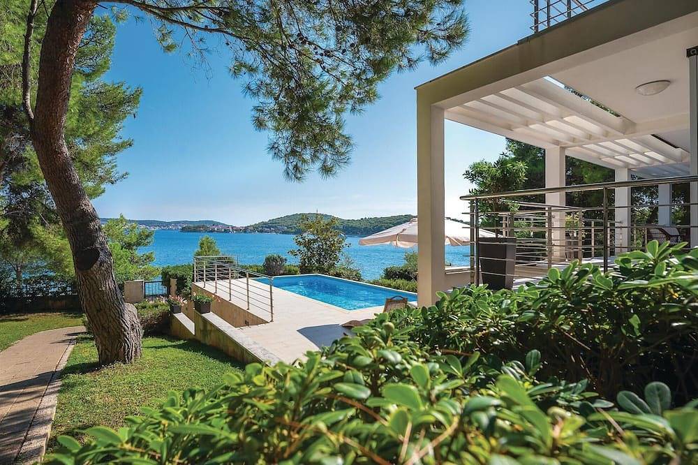 Preciosa casa en Rogoznica con cocina. in Rogoznica, Condado de Šibenik-Knin