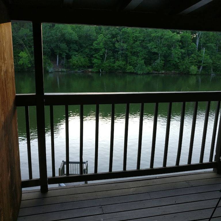 Cozy Unit #3 Waterfront Log Cabin in Lake Ouachita