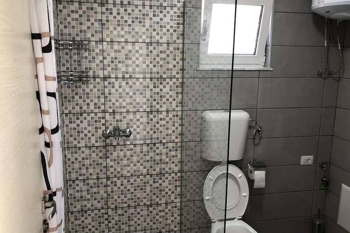 Bungalow für 2 Personen, mit Terrasse und Garten in Montenegro - 4