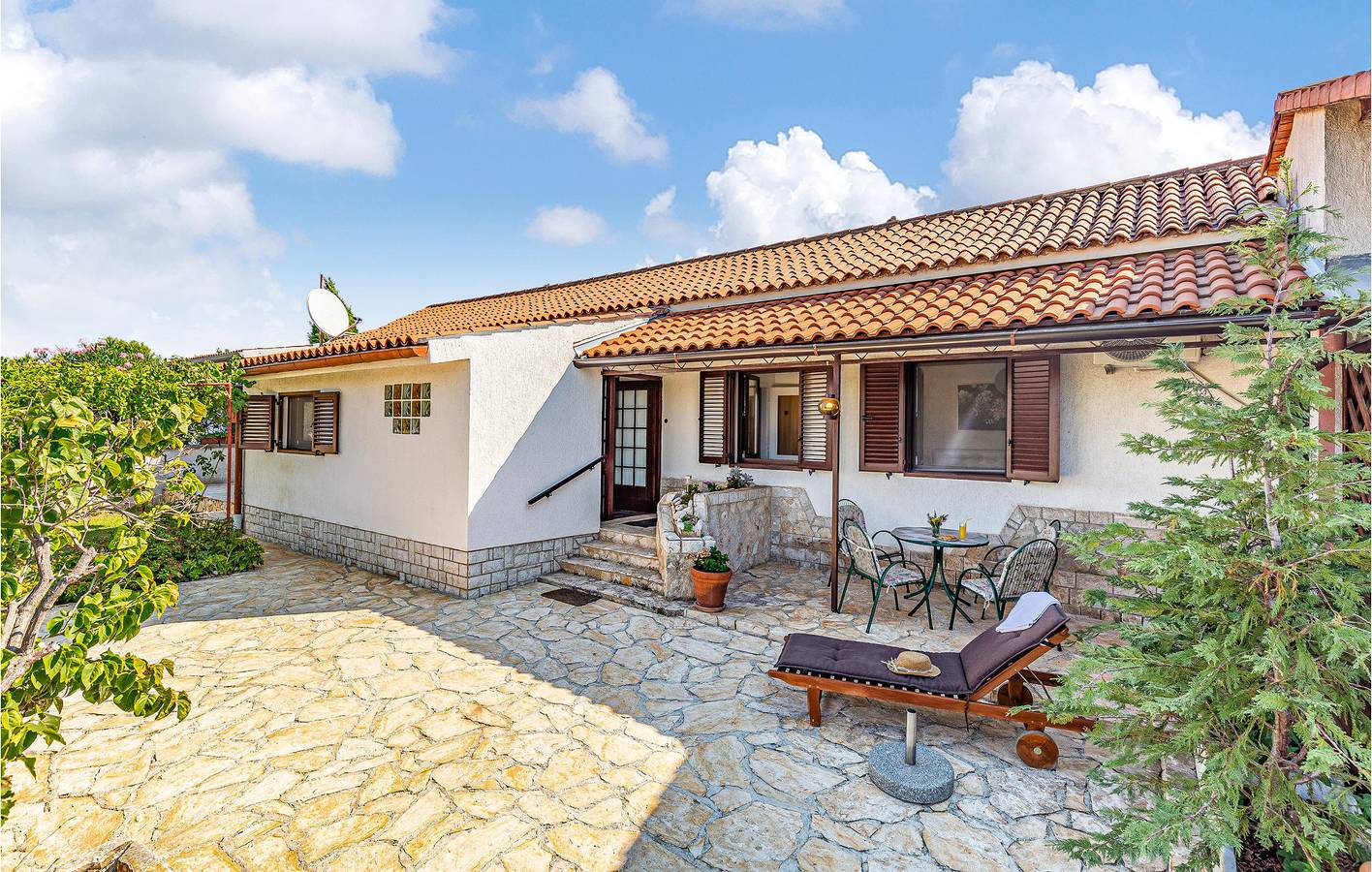 Charmante 2-Zimmer-Wohnung in der Nähe des FKK-Strandes mit Terrasse und Parkplatz in Pula-Medulin, Pula