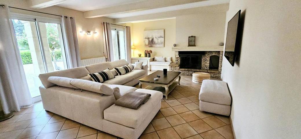 Location de vacances pour 8 personnes, avec jacuzzi ainsi que jardin et piscine à Cheval-Blanc - 2