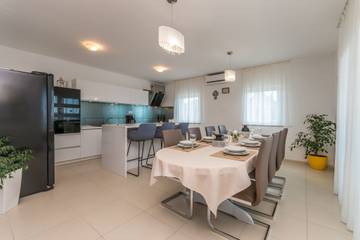 Vacation Rental for 9 Guests in Pakostane, Zadar, Picture 4