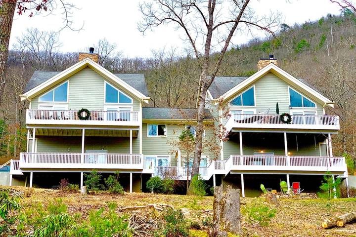 Vacation home for 16 people, with balcony and yard in North Carolina