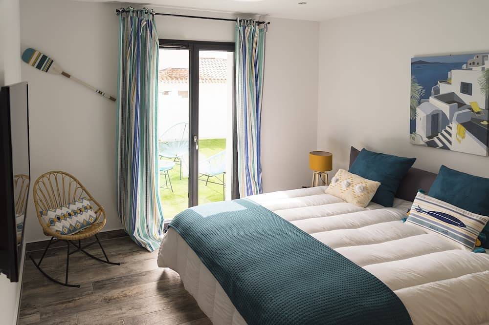 Piscina riscaldata contemporanea di lusso con vista sul mare in Saint-Aygulf, Frejus