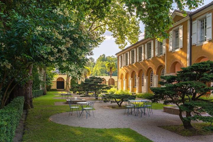 Hôtel pour 4 personnes, avec jacuzzi et piscine ainsi que jardin et sauna, animaux acceptés