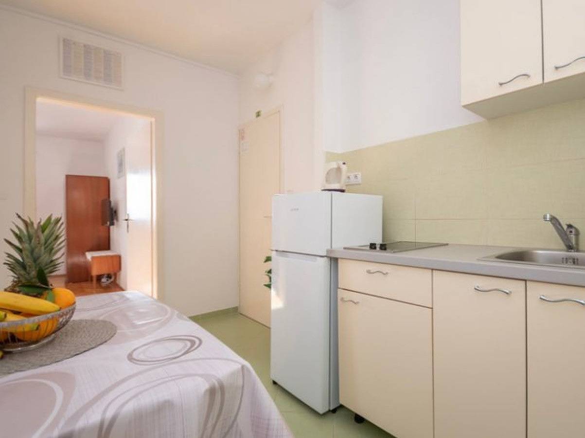 Cijeli apartman, Ferienwohnung in Omiš mit Meerblick, Balkon, Klimaanlage, W-Lan (161-4) in Omiš (Dalmacija), Omis