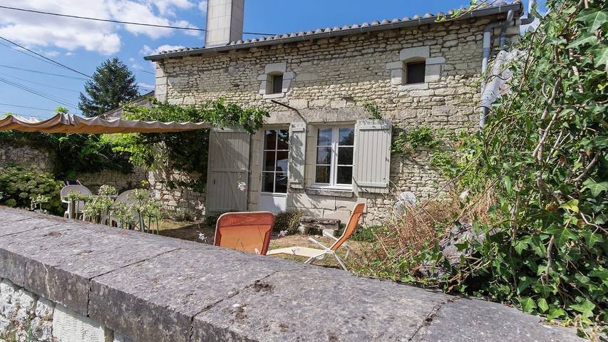 Gîte pour 2 personnes, avec jardin à Saint-Genest-d'Ambière