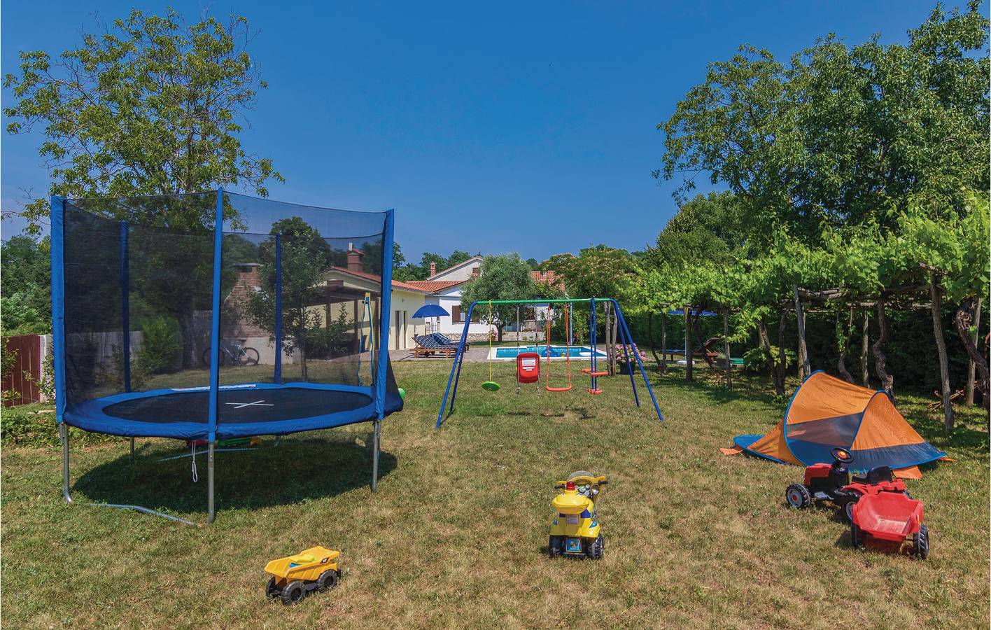 Gemütliche 2-Zimmer-Wohnung mit Pool, Terrasse und WLAN in der Nähe des Flusses Raša in Ružići (Sveta Nedelja), Istrien