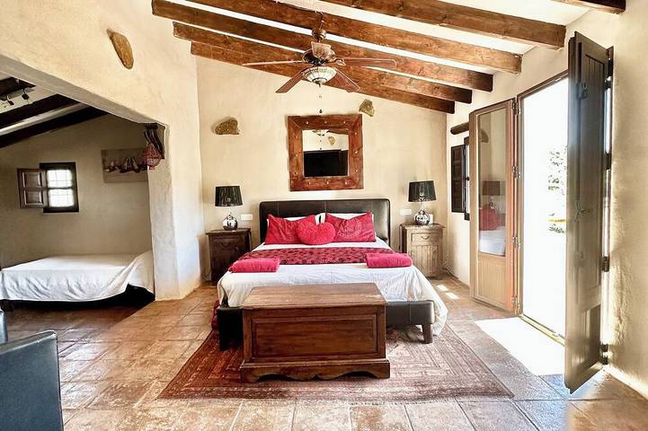 Large traditional Cortijo, Large Private pool, Ping Pong table , family/groups in Riogordo, Cordillera Penibética