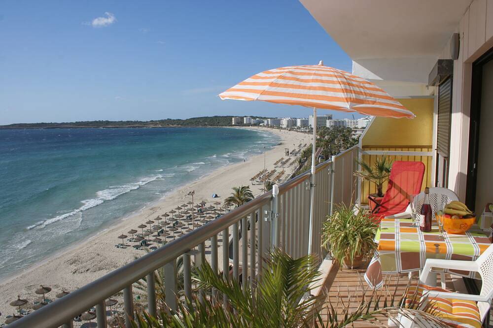Entire apartment, Modern apartment on the beach, magnificent views, air conditioning, Wlan in Cala Millor, Son Servera