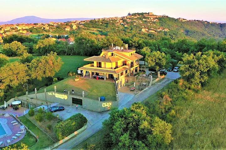 Villa with enchanting view of the lake, private swimming pool and whirlpool in Montefiascone, Provincia de Viterbo