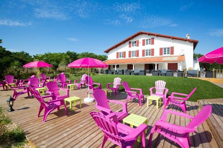 Maison de vacances pour 6 personnes, avec terrasse ainsi que jardin et piscine