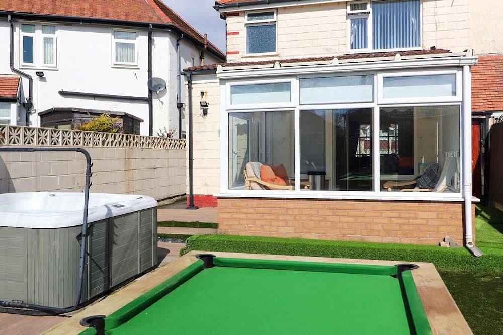 19 Slinger Road, pet friendly, with hot tub in Thornton-Cleveleys in Thornton-Cleveleys, Lancashire