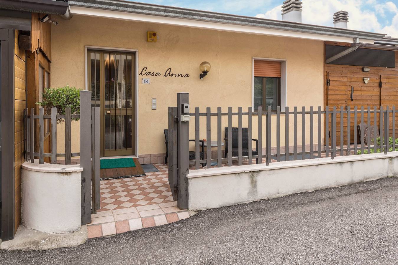 Casa Anna con vista sulle montagne, terrazza, vasca idromassaggio e Wi-Fi in Caprino Veronese, Prealpi Gardesane