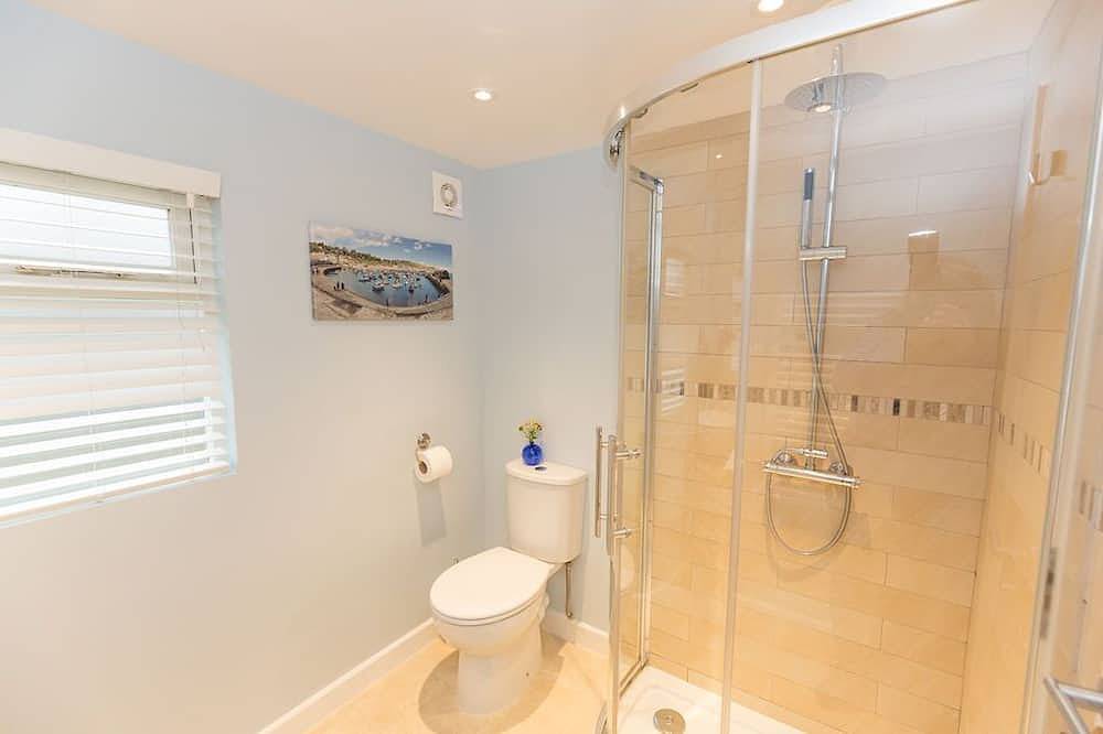 Eden Lodge (with private hot tub) in Holcombe Rogus, Devon