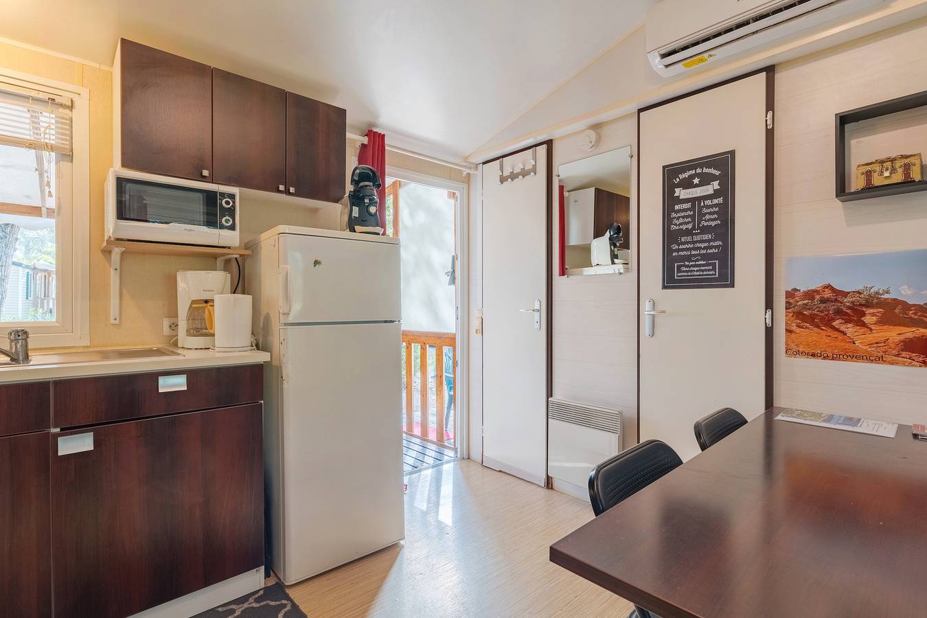 Caravan 'Mobil-home' with Shared Pool, Private Terrace and Air Conditioning in La Roque-d'Anthéron, Aix-en-Provence region