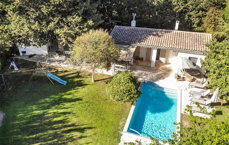 Location de vacances pour 6 personnes, avec terrasse et piscine, animaux acceptés à Paradou