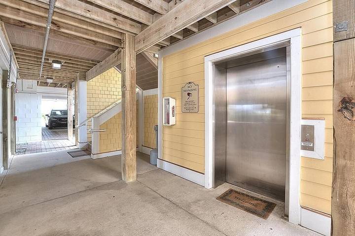 Vacation rental for 9 people, with balcony and hot tub as well as pool in Oak Island (NC)