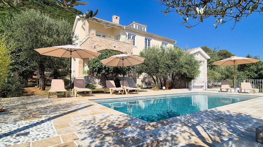 Villa für 10 Personen, mit Whirlpool und Garten sowie Terrasse in Montenegro