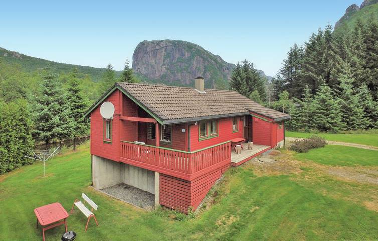 Ferienhaus für 8 Personen mit Terrasse in Bjerkreim