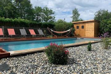 Location de vacances pour 8 personnes, avec terrasse et jardin à Azur