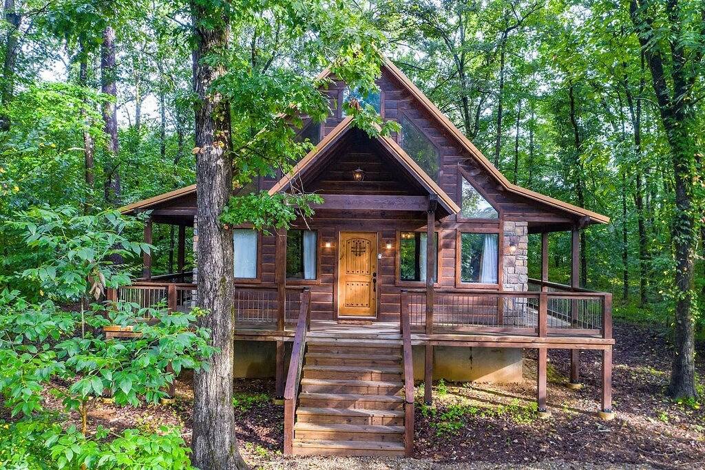 Stunning Bear Den Cabin in Broken Bow, Broken Bow Lake