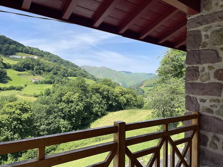Gîte pour 6 personnes, avec terrasse à Estérençuby