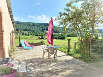 Gîte pour 2 personnes, avec jardin et terrasse dans le Cantal