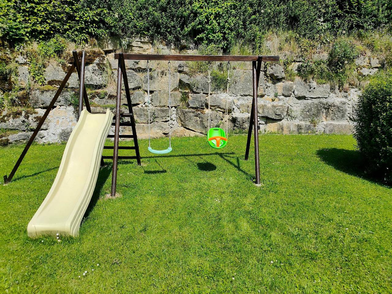 Appartement de vacances entier, Gîte Rosier Montagnes Jura avec Spa Sauna rivière in Foncine-le-Haut, Parc naturel régional du Haut-Jura