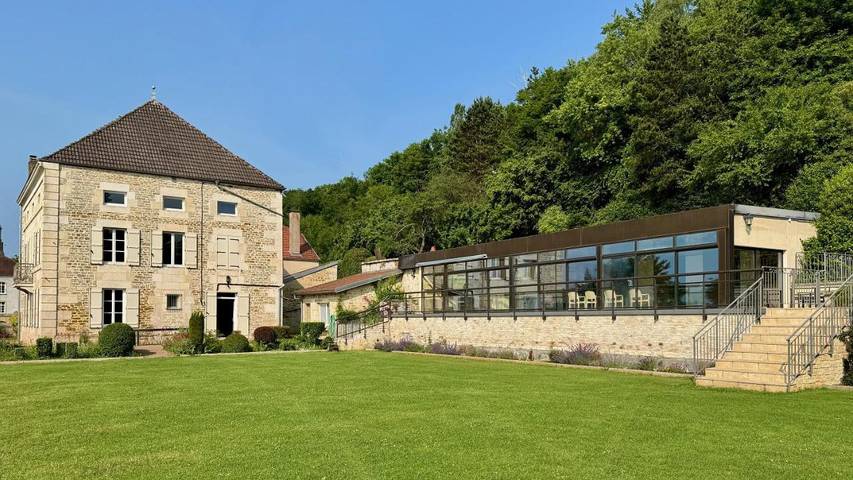 Location de vacances pour 2 personnes, avec terrasse et jardin ainsi que vue et piscine, adapté aux familles à Val-de-Meuse - 2
