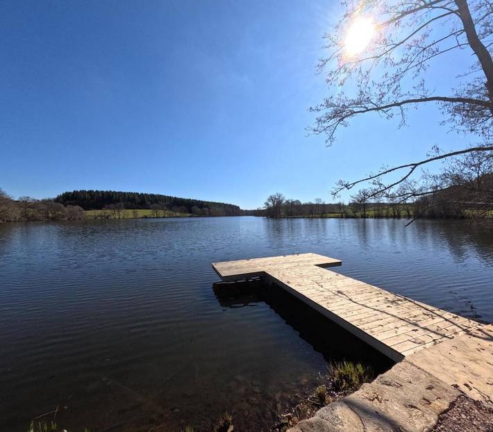Location de vacances pour 8 personnes, avec Balcon et Terrasse ainsi que Jardin et Vue sur le lac à Magny
