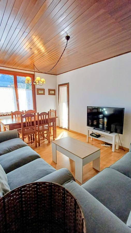 Apartamento para 4 personas, con sauna y jardín además de piscina y vistas en Viella