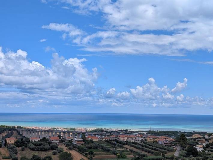 Appartamento per 6 persone, con giardino e panorama in Mosciano Sant'Angelo