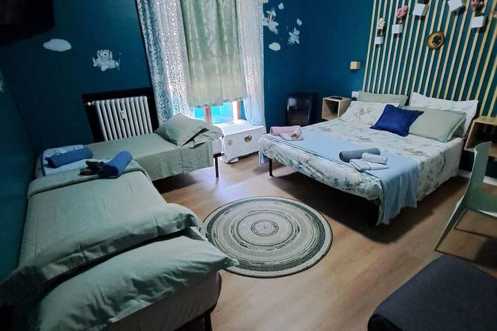 Garden cozy family room with children's games in the garden in Milán, Provincia de Milan