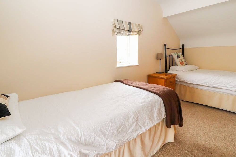 The Shippon, pet friendly, character holiday cottage in Tarporley in Rushton, Cheshire West and Chester