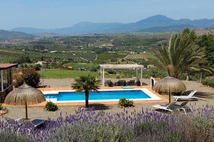 Casa rural para 5 personas, con piscina además de jardín y vistas en Álora
