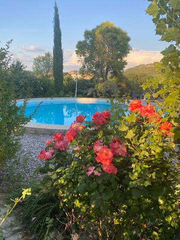 Cottage pour 3 personnes, avec jardin ainsi que piscine et vue, animaux acceptés à Crestet